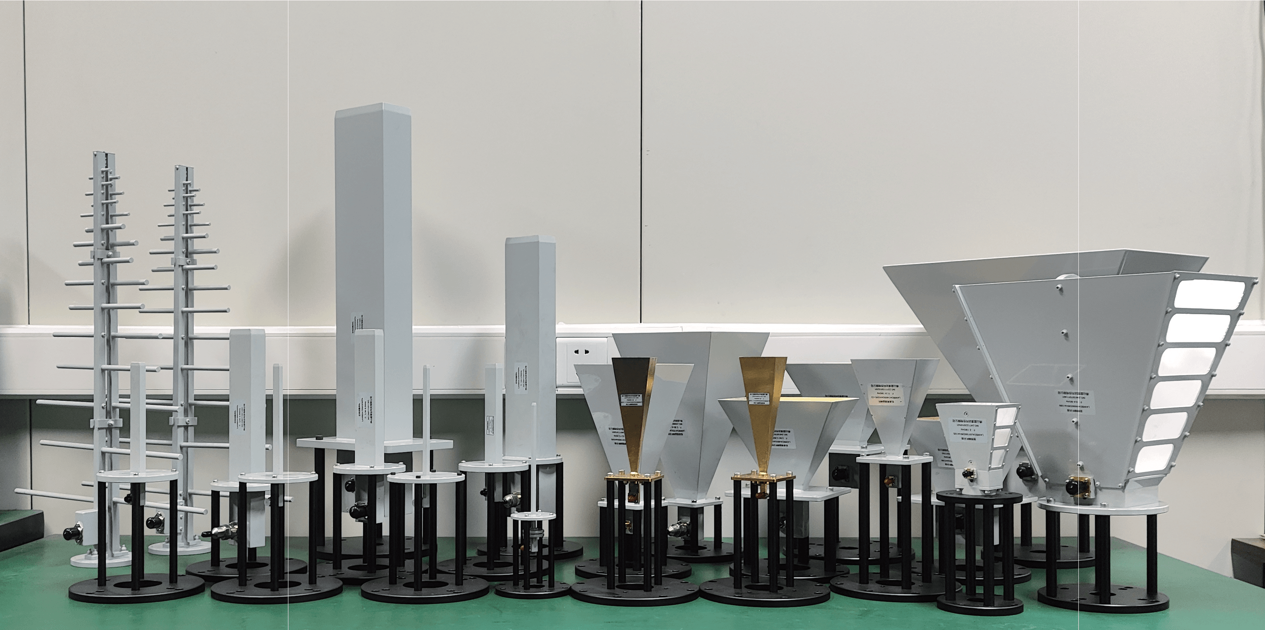 LAMBDA Series Standard Gain Horn Antennas